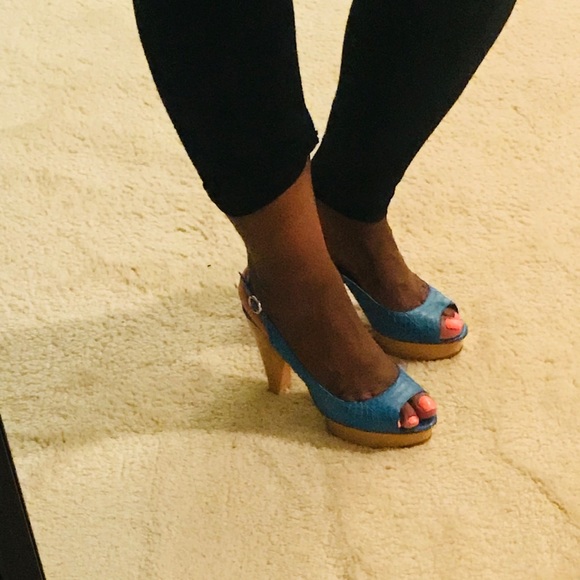 Jessica Simpson Blue Leather Platforms. - Picture 5 of 5